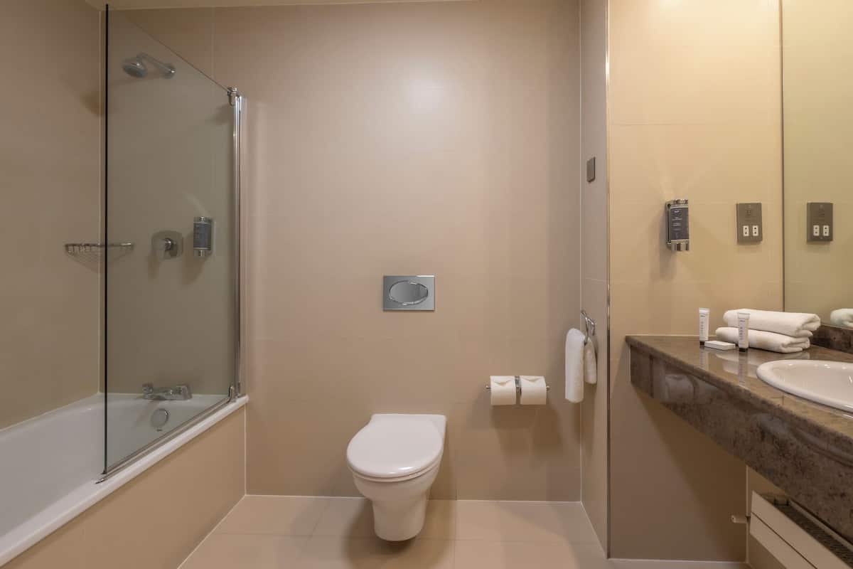 deluxe double room, sea view | bathroom | free toiletries, towels