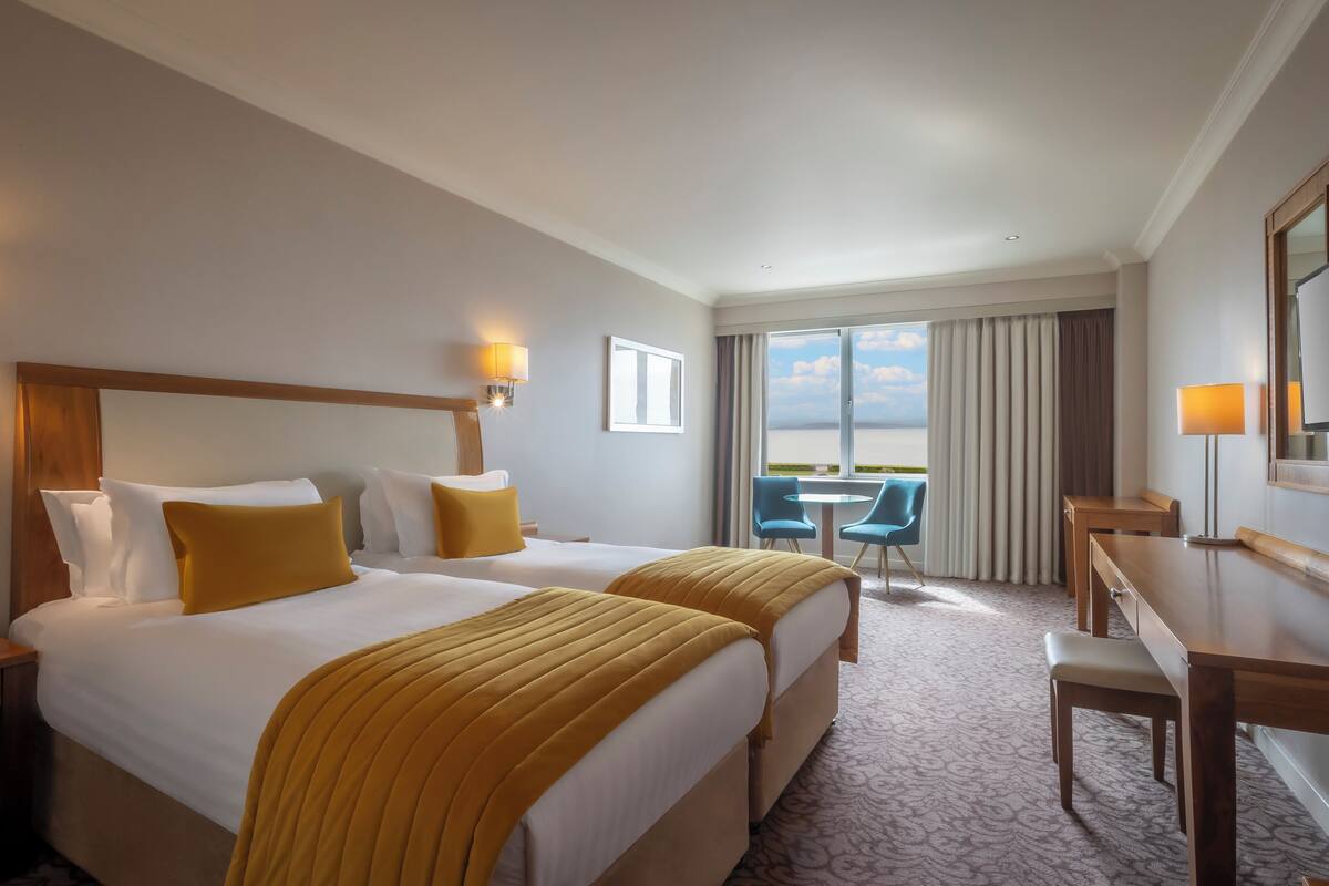 deluxe twin room, sea view | 1 bedroom, in-room safe, desk, blackout curtains