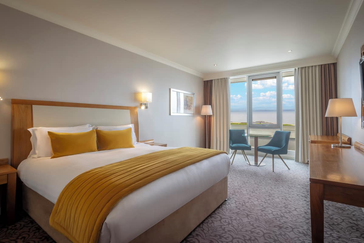 deluxe double room, sea view | 1 bedroom, in-room safe, desk, blackout curtains