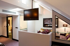Luxury-Suite | Wohnbereich | Flachbildfernseher