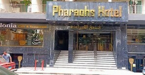 Exterior do Hotel Pharaohs, com fachada em mármore e escadaria que leva à entrada.