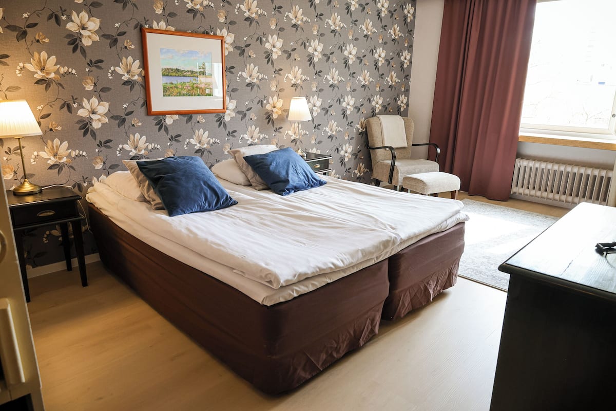 Camera Standard con letto matrimoniale o 2 letti singoli | 1 camera, una scrivania, tende oscuranti, ferro/asse da stiro