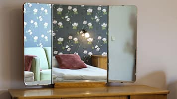 Quarto superior | Escrivaninha, cortinas blackout, ferros/tábuas de passar roupa