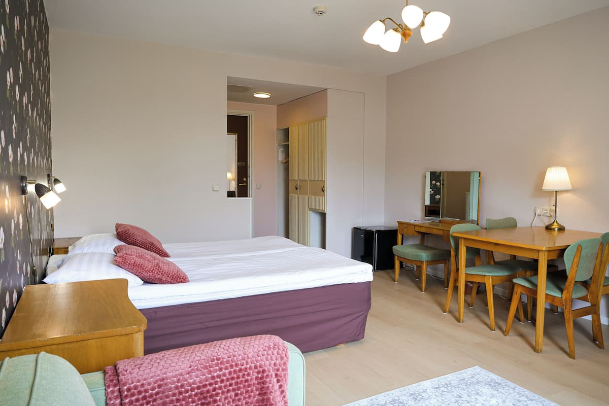 高級客房 | 書桌、遮光布/窗簾、熨斗/熨衣板、免費無線上網