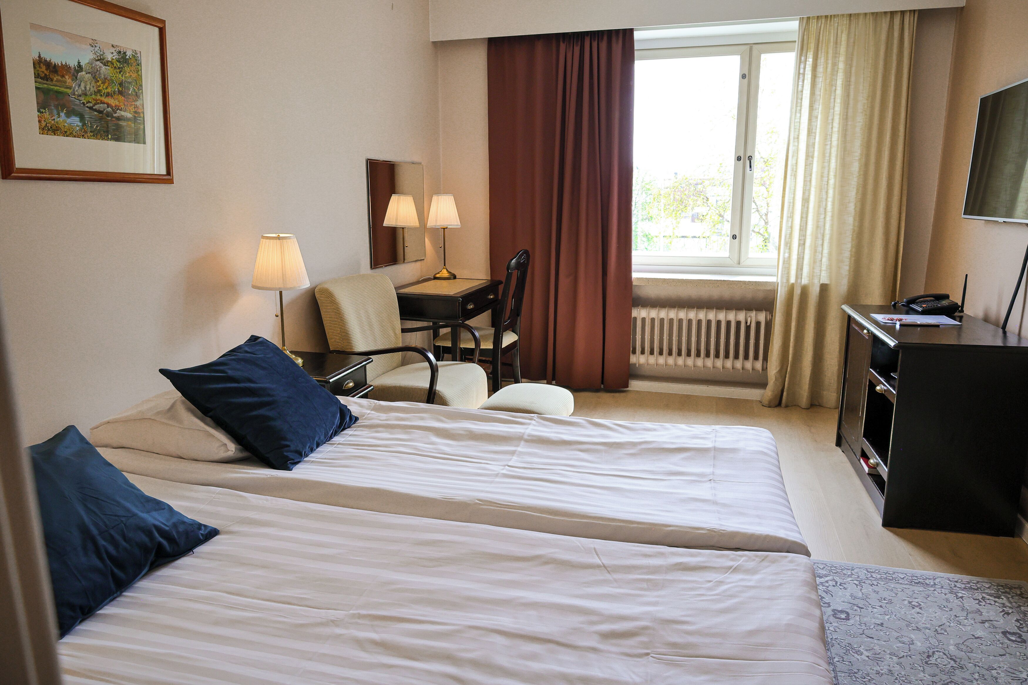 Habitación estándar con 1 cama matrimonial o 2 individuales | Escritorio, cortinas blackout y tabla de planchar con plancha 