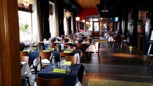 Ravintolassa on useita ruokailuun katettuja pöytiä, ja siellä käytetään sekä luonnonvaloa että keinovaloa.