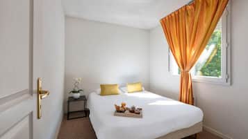 1 bedroom, desk, blackout drapes, soundproofing