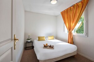 Escritorio, cortinas blackout y sistema de insonorización