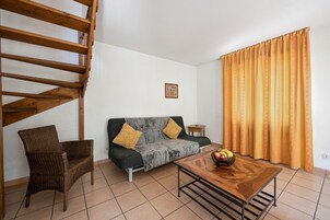 Apartamento, 2 habitaciones | Zona de estar | Una televisión de pantalla plana