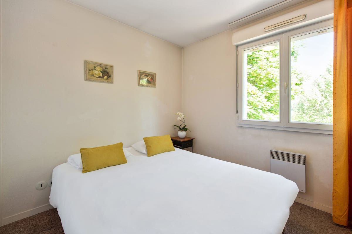 1 slaapkamer, een bureau, verduisterende gordijnen, geluiddichte muren