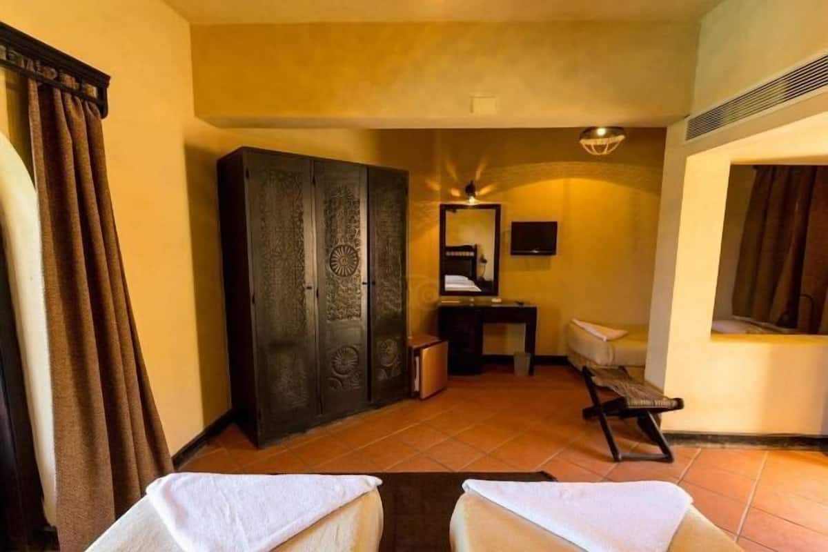 Egyptian cotton sheets, minibar, in-room safe, bed sheets