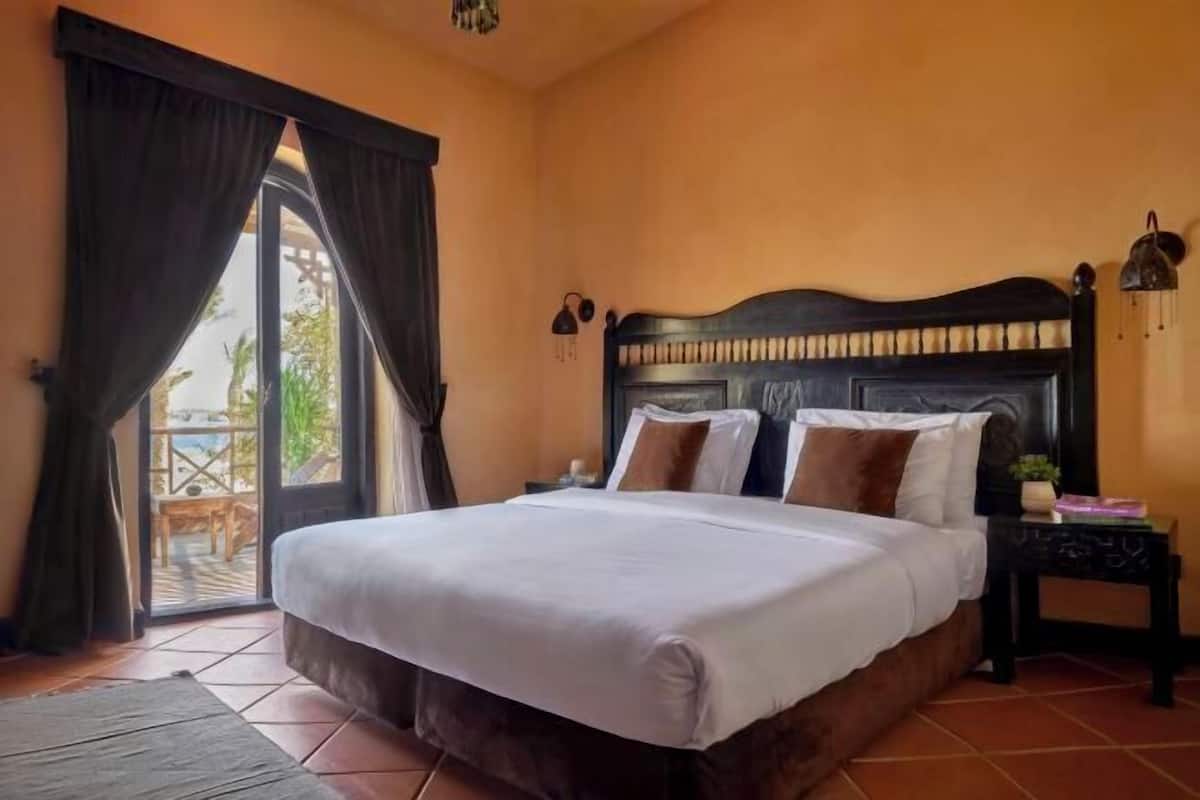 Egyptian cotton sheets, minibar, in-room safe, bed sheets
