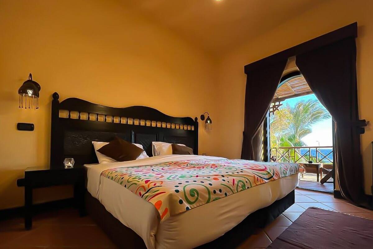 Draps en coton égyptien, minibar, coffre-fort, literie fournie