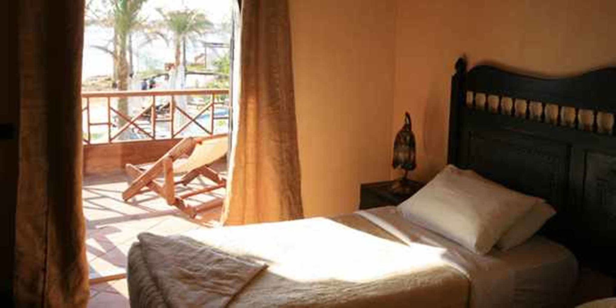 Draps en coton égyptien, minibar, coffre-fort, literie fournie