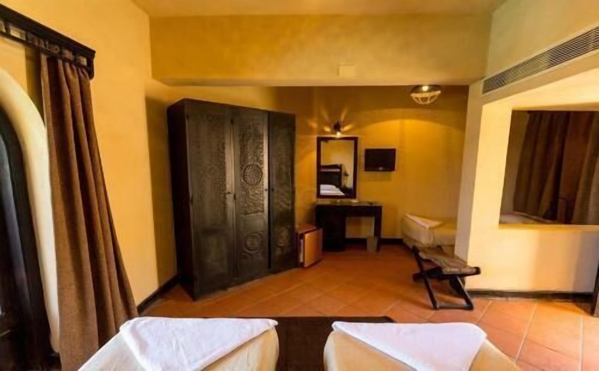 Egyptian cotton sheets, minibar, in-room safe, bed sheets