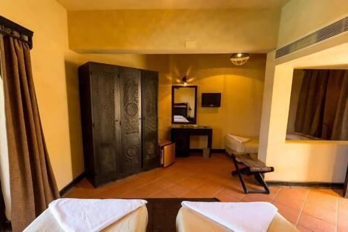 Egyptian cotton sheets, minibar, in-room safe, bed sheets