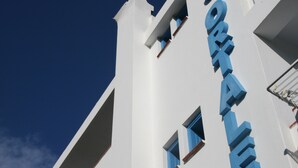 Ein weißes Gebäude mit blauer Schrift, die "SOUTHERN" auf der Fassade zeigt.
