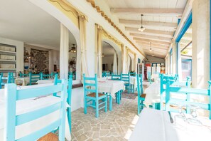 Serveert diner, Mediterrane gerechten, uitzicht op de tuin