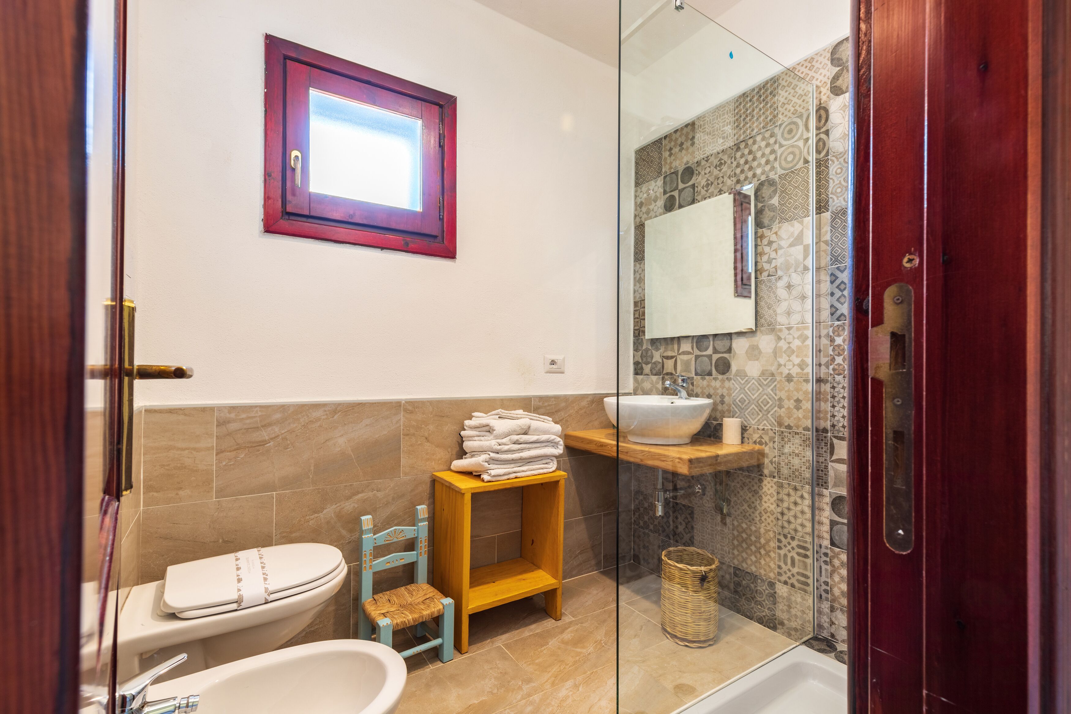 Une salle de bain comprenant des toilettes, un lavabo et un espace douche.