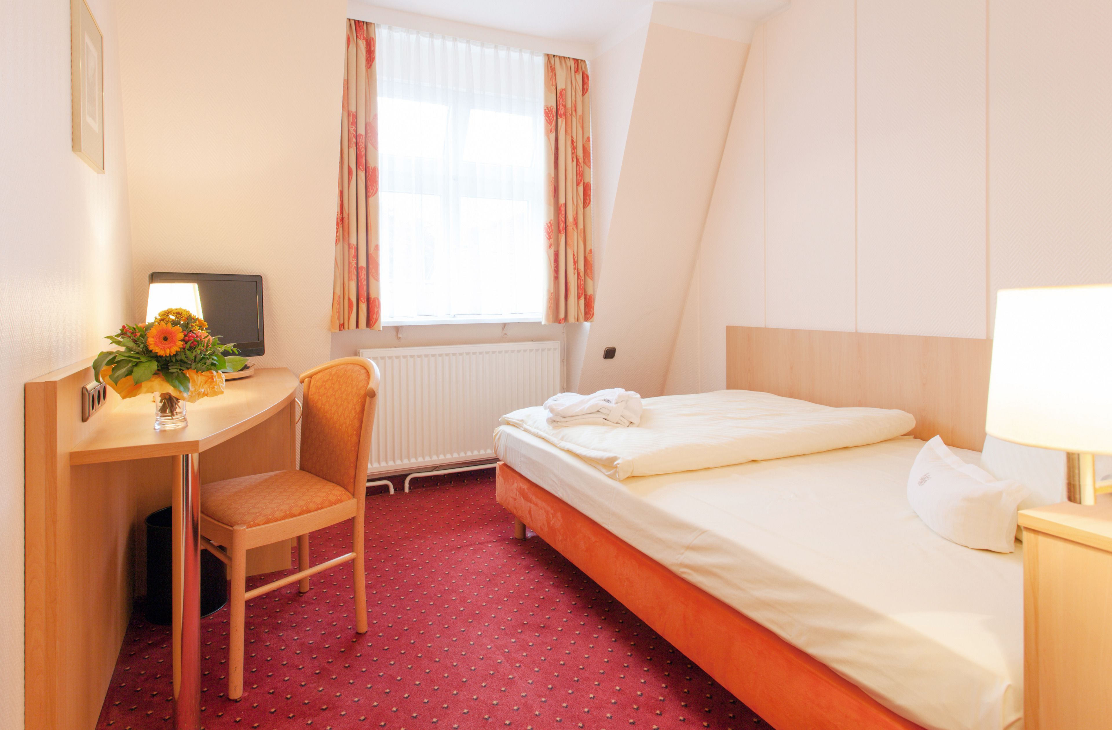 single room | hypo-allergenic bedding, minibar, in-room safe, desk