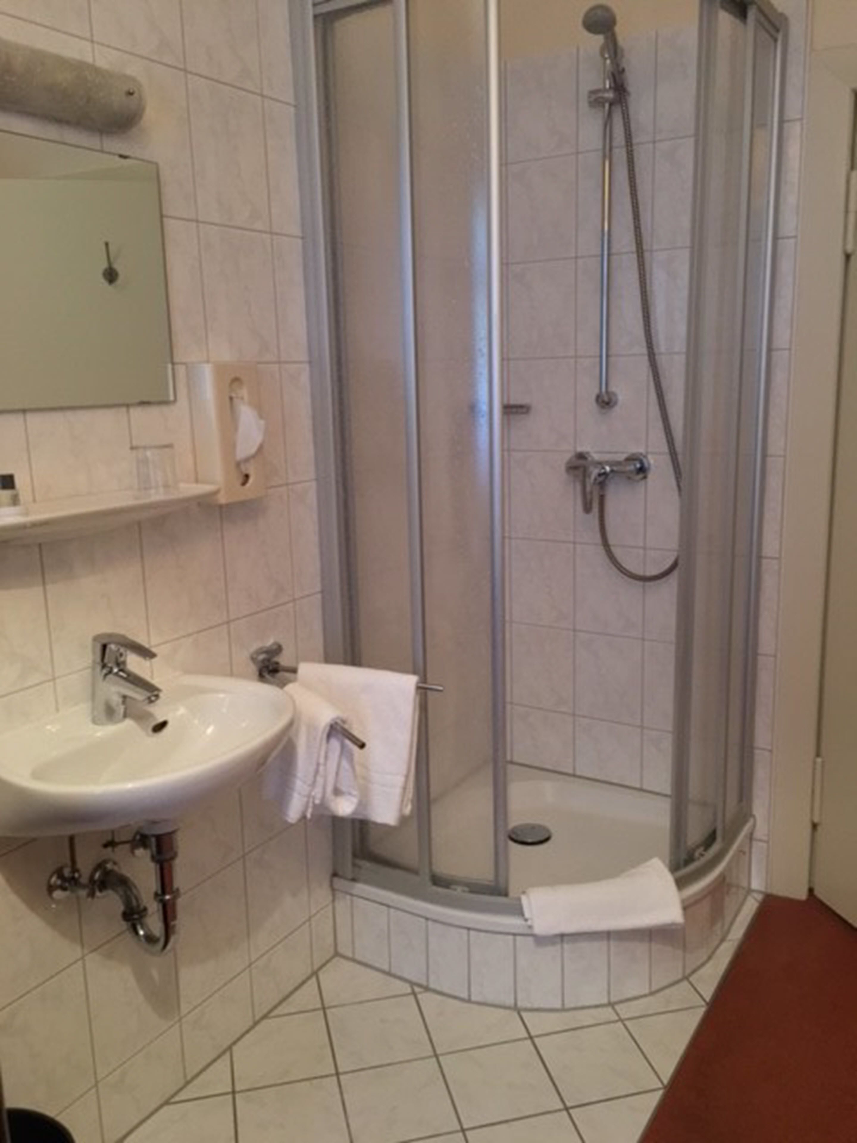 single room | bathroom | free toiletries, hair dryer, towels