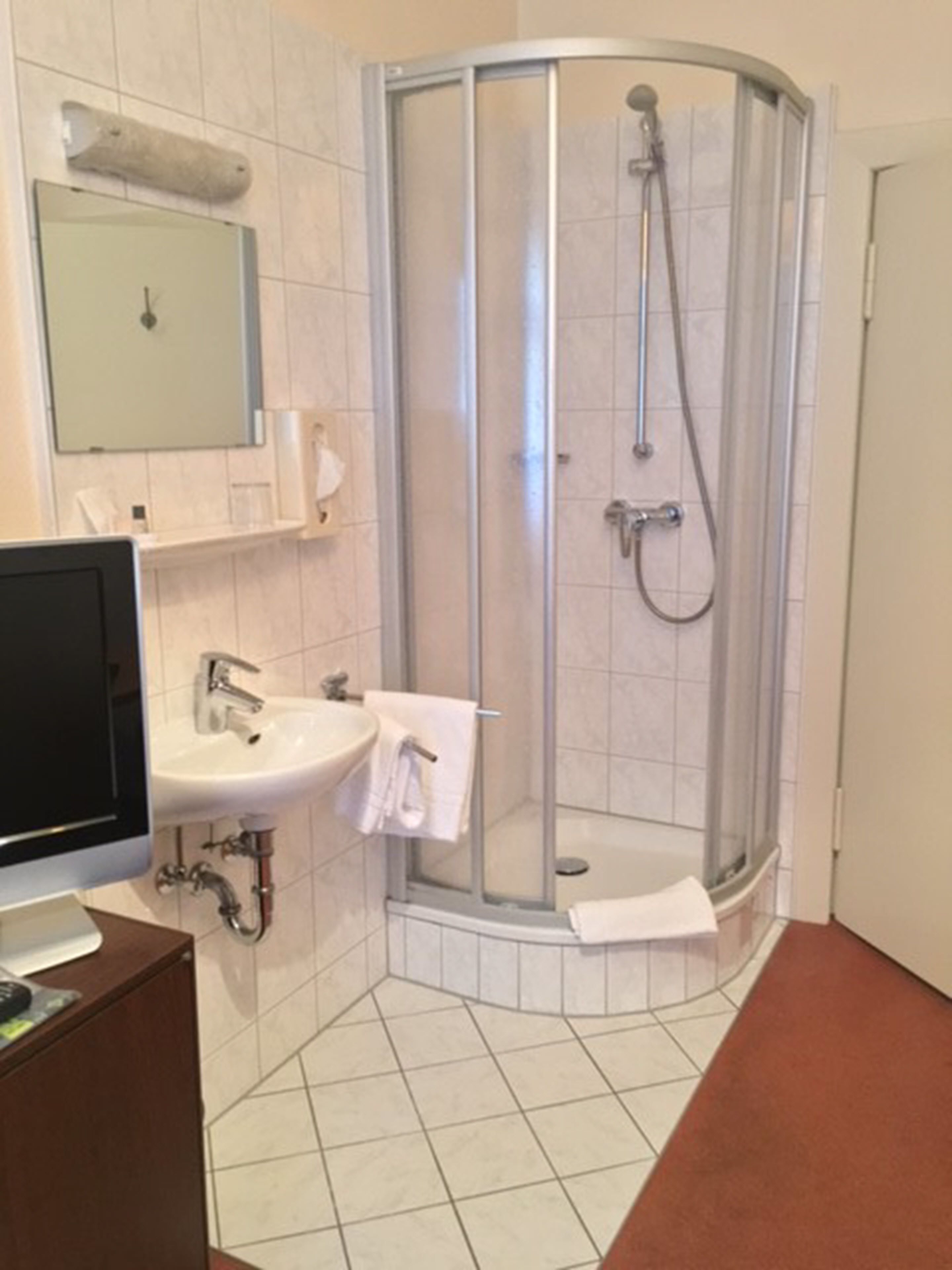 single room | bathroom | free toiletries, hair dryer, towels