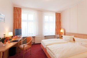 Hypo-allergenic bedding, minibar, in-room safe, desk