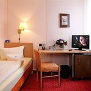 Single Room | Peralatan tempat tidur hipoalergenik, bar mini, peti besi dalam bilik 