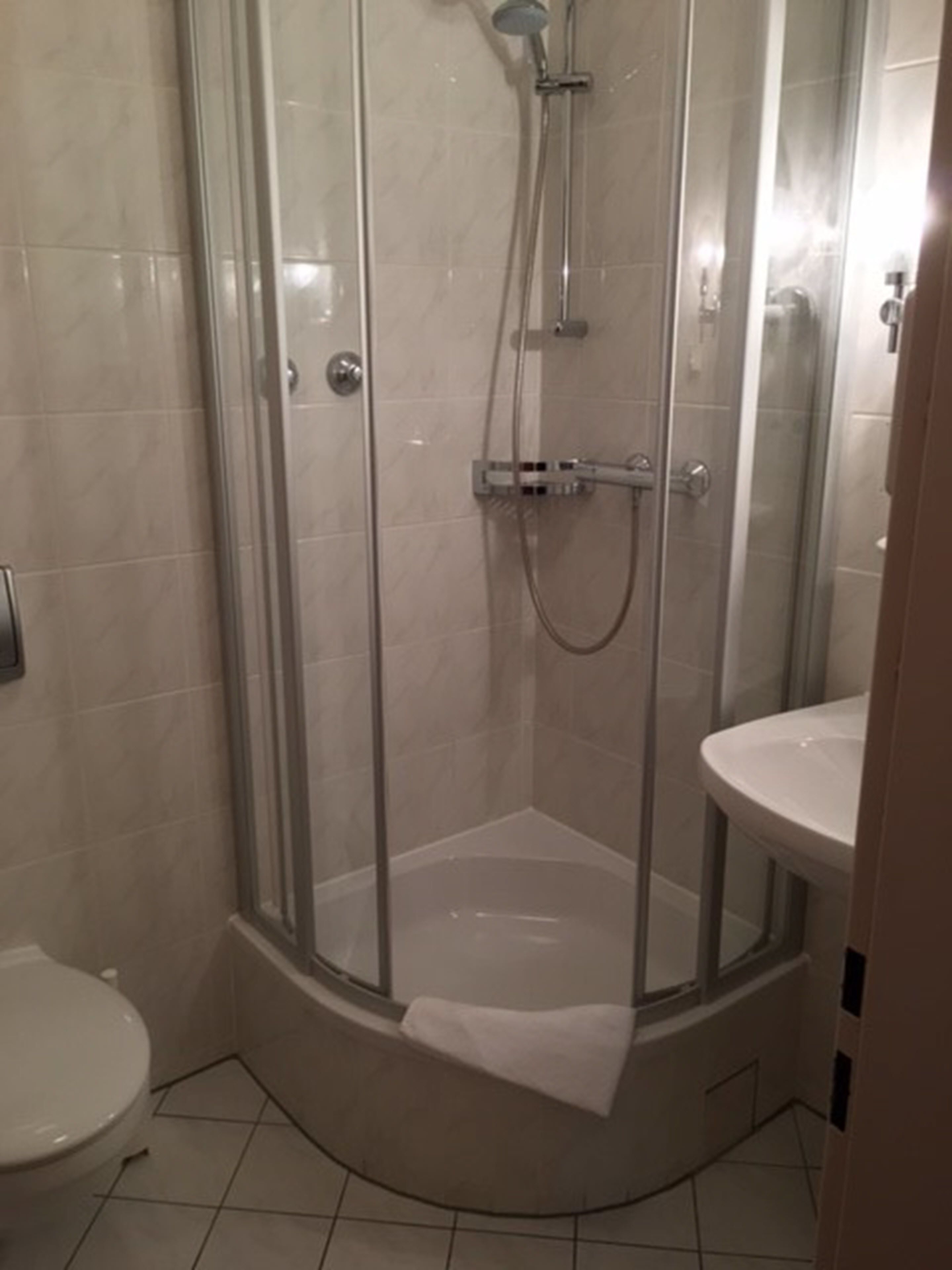 single room | bathroom | free toiletries, hair dryer, towels