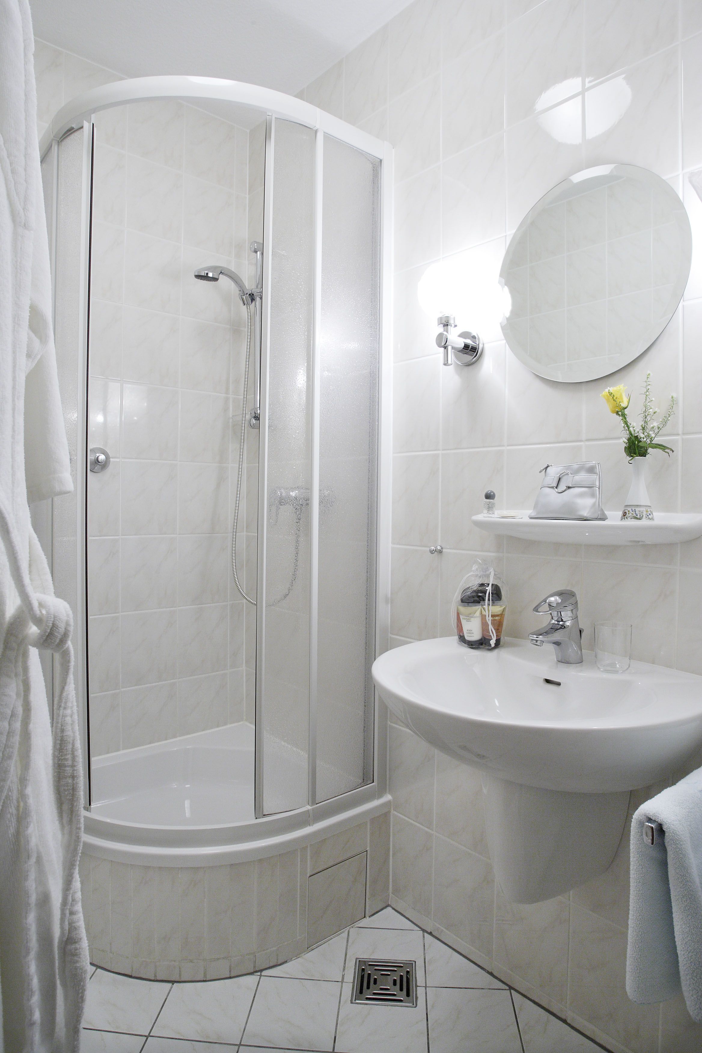 double room | bathroom shower