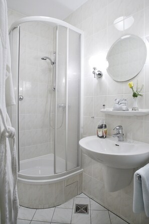 Double Room | Bathroom shower