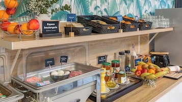 Colazione a buffet, servita tutte le mattine (9.9 EUR a persona)