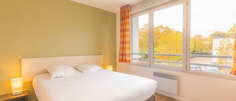 Estúdio, 1 cama de casal | Escrivaninha, quartos à prova de som, ferros/tábuas de passar roupa