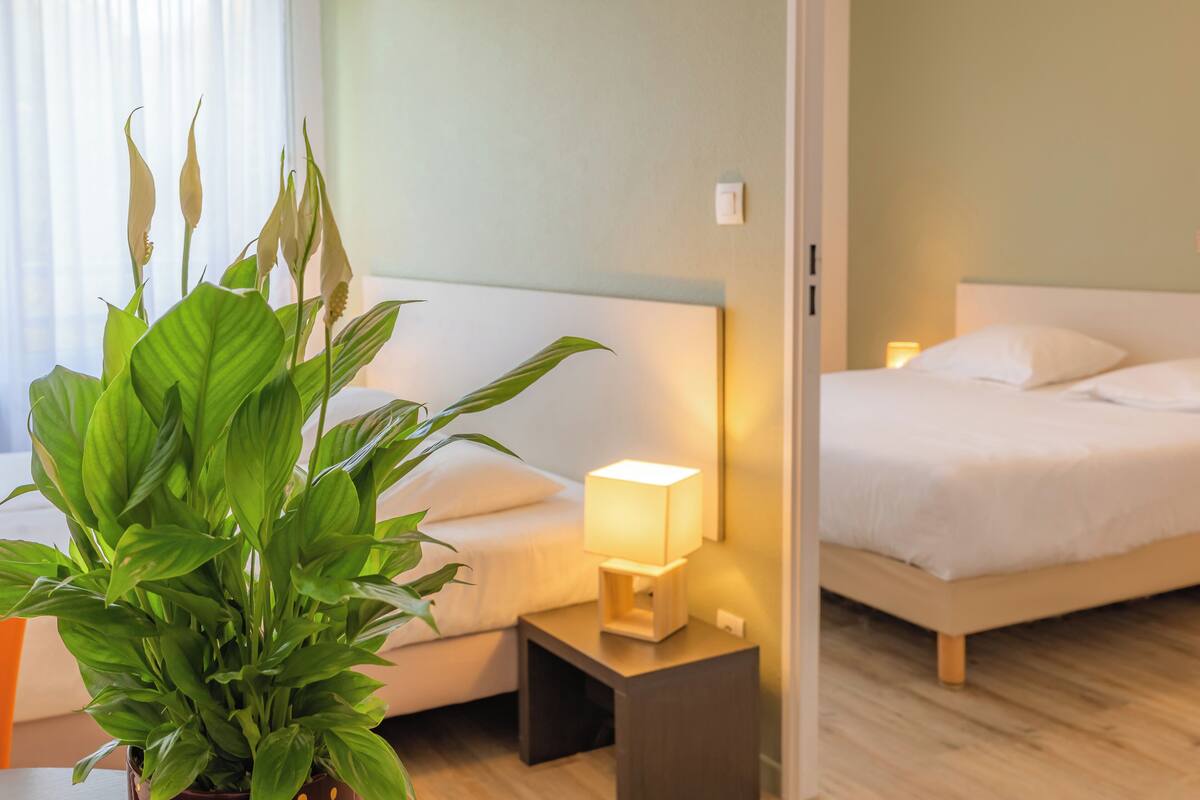 Schreibtisch, schallisolierte Zimmer, Bügeleisen/Bügelbrett