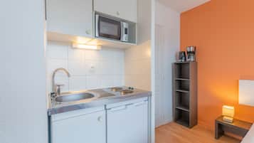 Studio, 2 Twin Beds | Private kitchen | Fridge, microwave, highchair, cookware/dishes/utensils