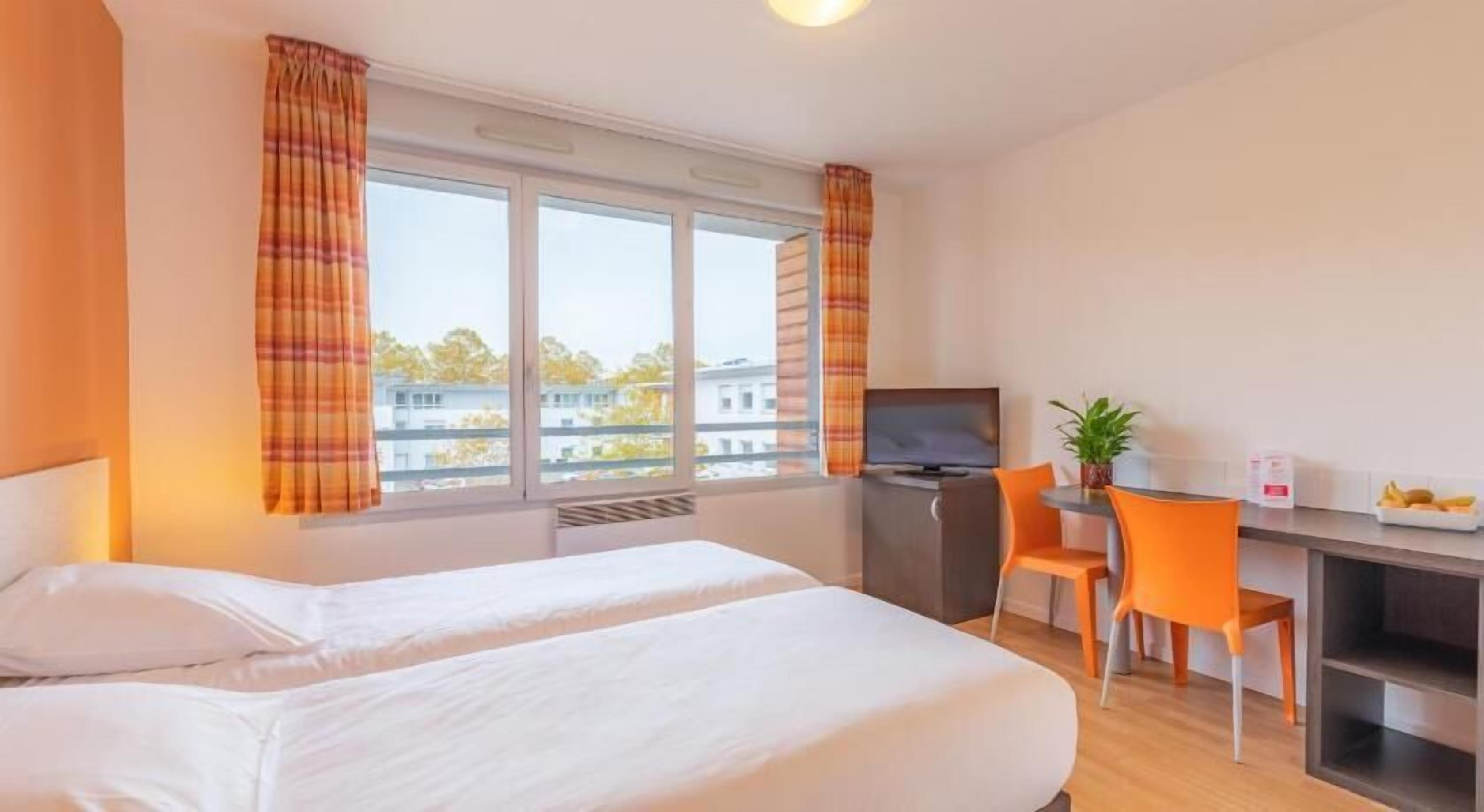 Desk, soundproofing, iron/ironing board, free WiFi