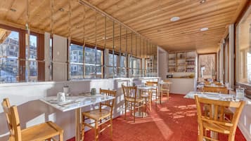 Petit déjeuner buffet (17 EUR par personne)