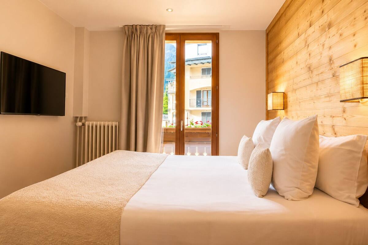 Chambre Confort Double ou avec lits jumeaux, accès piscine, vue montagne