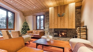 Un salón acogedor con sofás de cuero, una mesa de centro de madera y una chimenea de piedra.