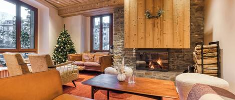 Un salón acogedor con sofás de cuero, una mesa de centro de madera y una chimenea de piedra.