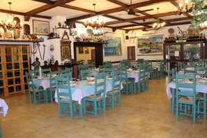Lunch and dinner served, Mediterranean cuisine - Torre del Porticciolo Camping Village Glamping (Alghero)