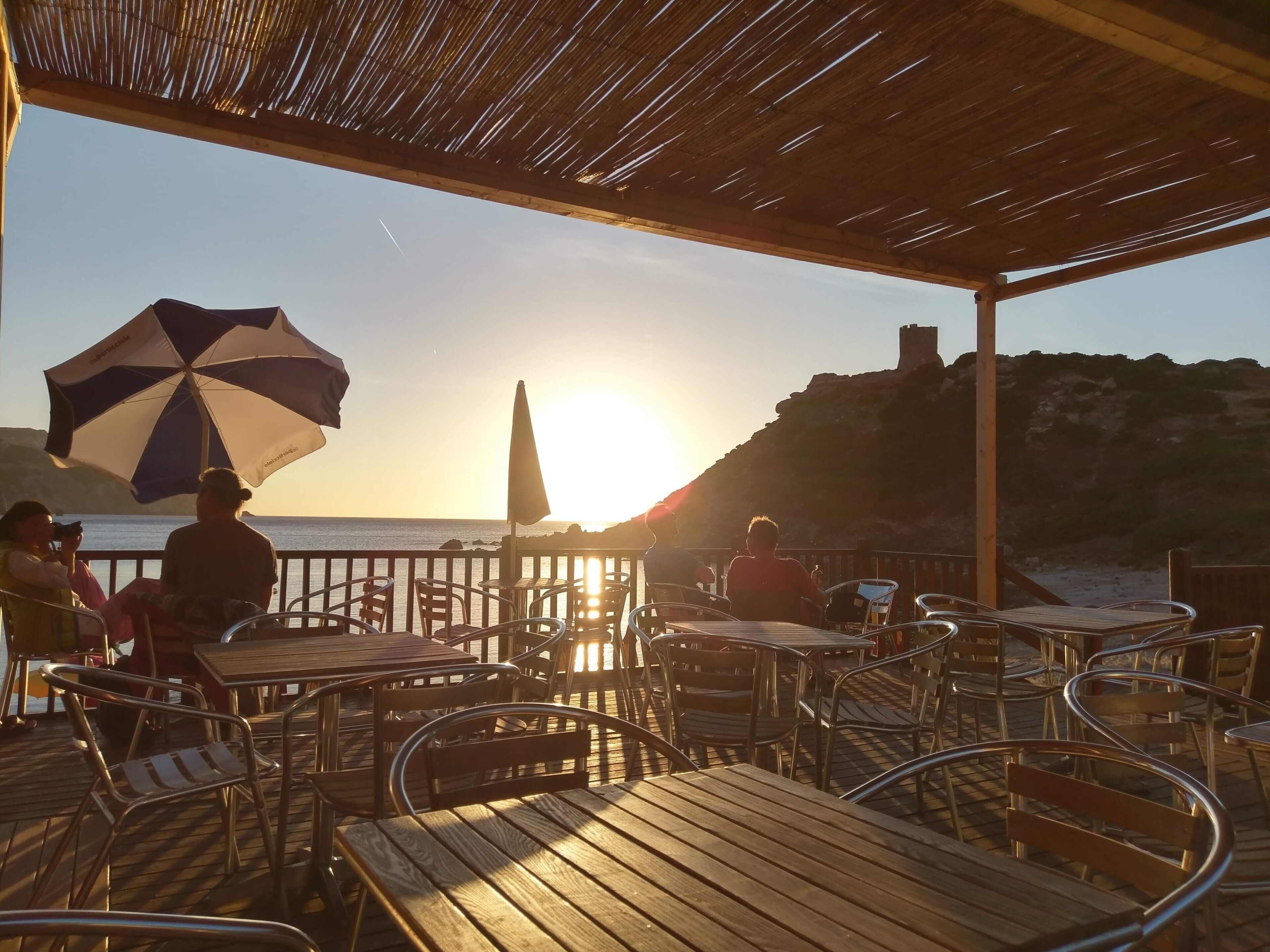 Sulla spiaggia, lettini da mare, ombrelloni, immersioni subacquee
