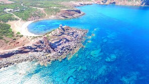 On the beach, sun-loungers, beach umbrellas, scuba diving - Torre del Porticciolo Camping Village Glamping (Alghero)
