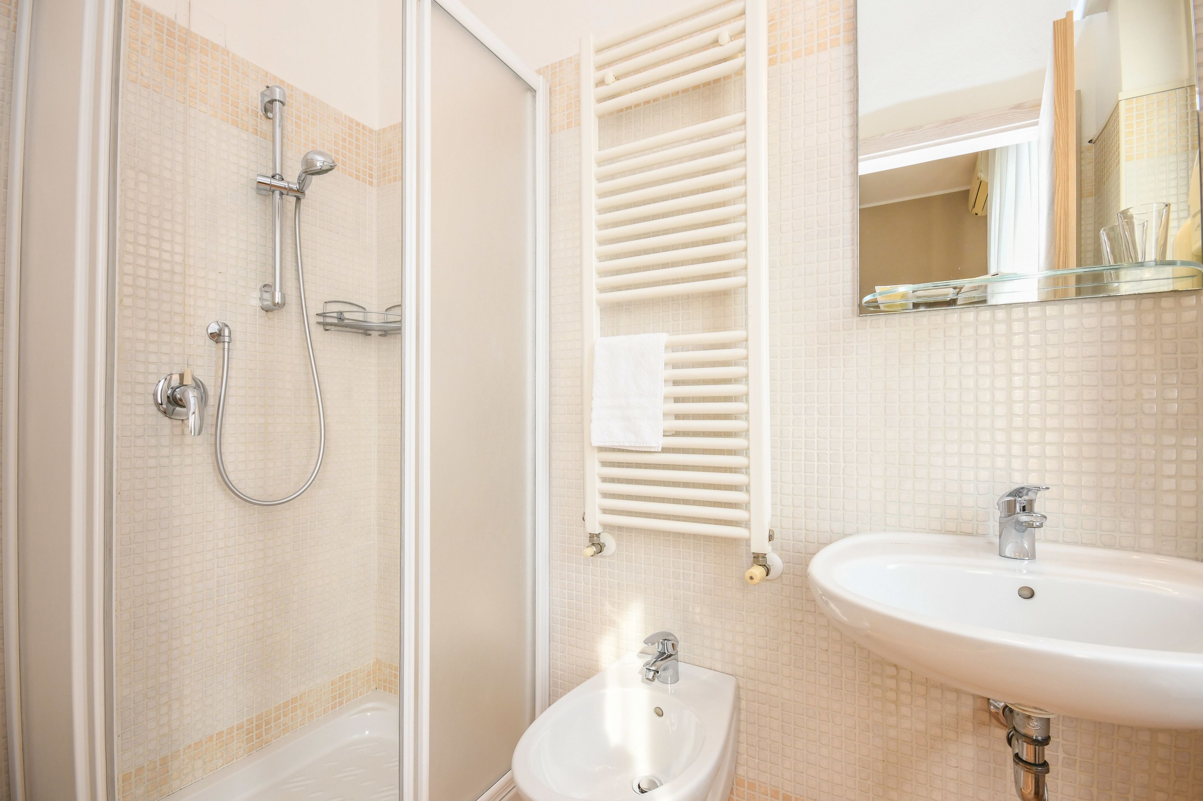 triple room | bathroom | shower, rainfall showerhead, free toiletries, hair dryer