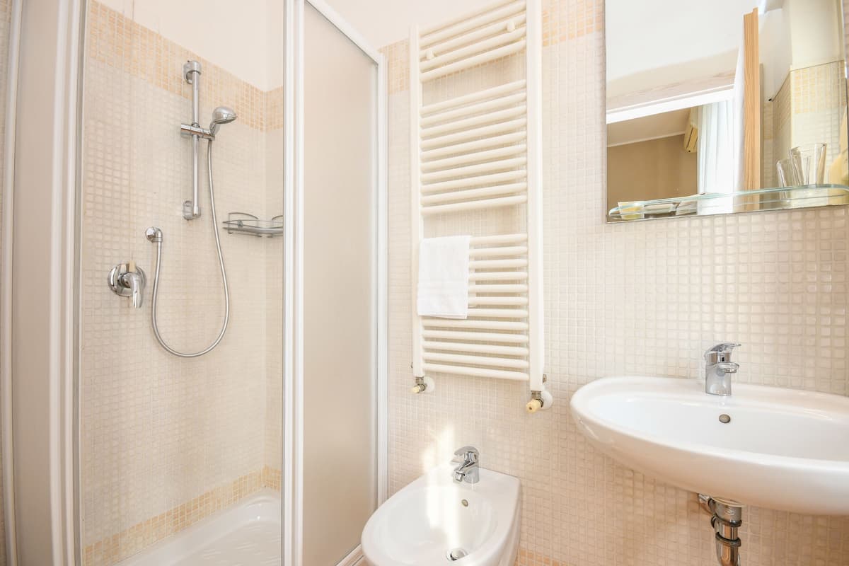 triple room | bathroom | shower, rainfall showerhead, free toiletries, hair dryer