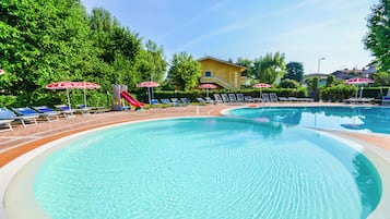 Piscina externa sazonal, funciona das 8h às 20h, guarda-sóis