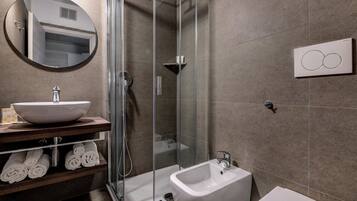 Shower, rainfall showerhead, free toiletries, hair dryer
