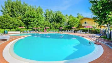 Piscina externa sazonal, funciona das 8h às 20h, guarda-sóis