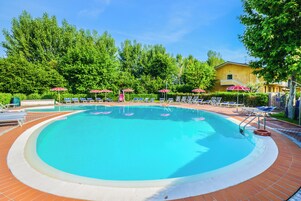 Una piscina al aire libre de temporada (de 08:00 a 20:00), sombrillas