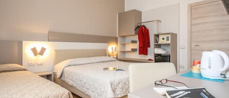 Habitación triple | Edredón, caja de seguridad en la habitación y escritorio